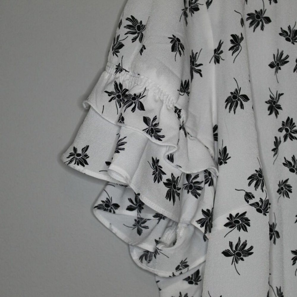 ✨2/$20 Lane Bryant Floral Flutter Short Sleeve Blouse Sheer Top Plus Size 22 - Picture 3 of 9